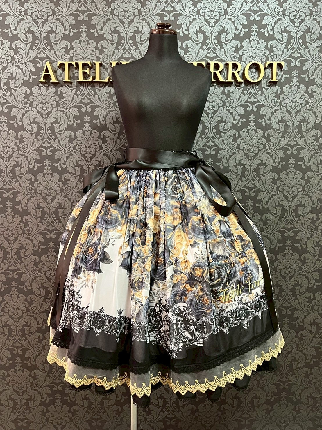 【Triple fortune】トリプルフォーチュン 騎士と薔薇柄スカート