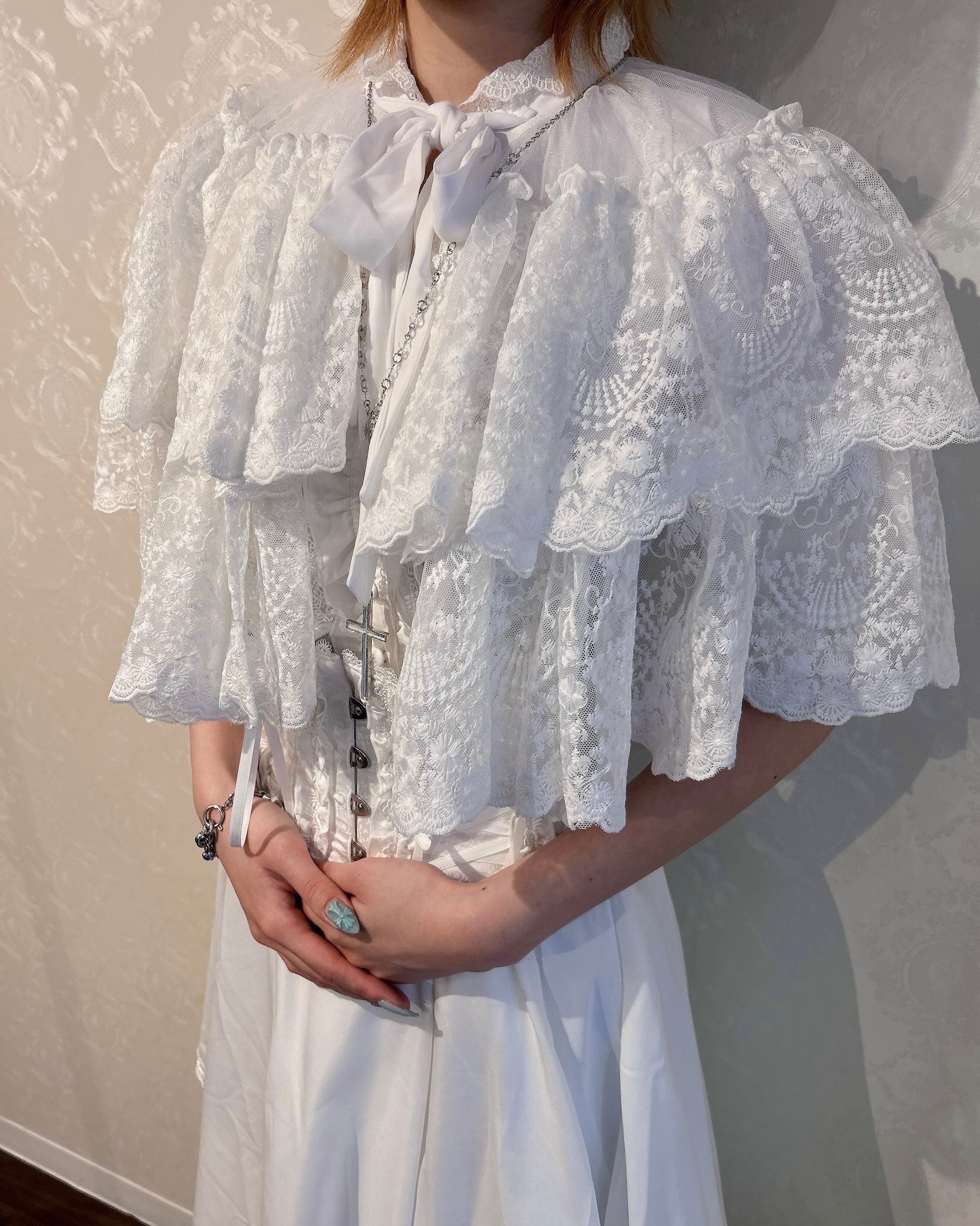 【ATELIER PIERROT】 Chantilly Lace Capelet ホワイト/ブラック