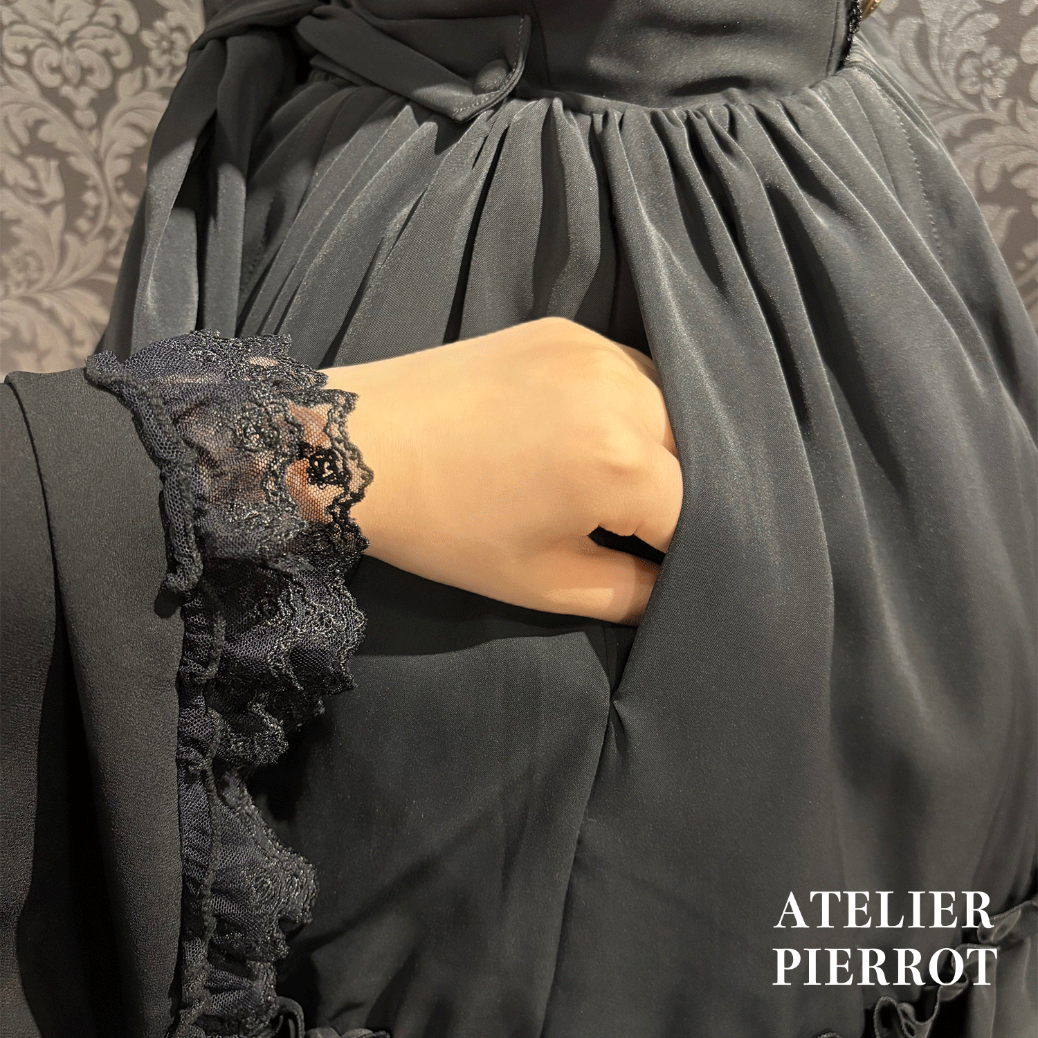 【ATELIER PIERROTBatwing Waltz Dress白色×黑色/波尔多/海蓝色/黑色