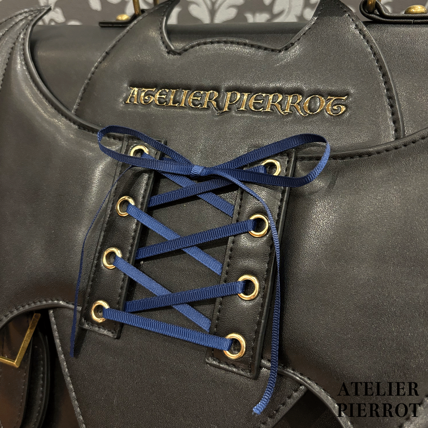 【ATELIER PIERROT】“夜間墳墓” Batwing Satchel Bordeaux/Navy/Black