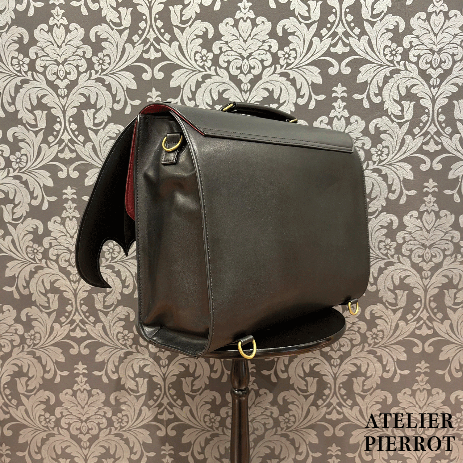 【ATELIER PIERROT】“夜間墳墓” Batwing Satchel Bordeaux/Navy/Black