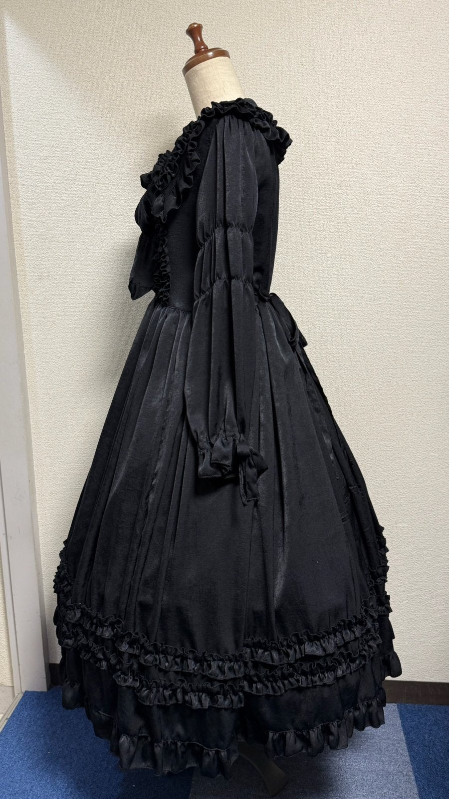 【Physical Drop】フィジカルドロップ 大衿フリルワンピース【黒・ポリエステル生地】