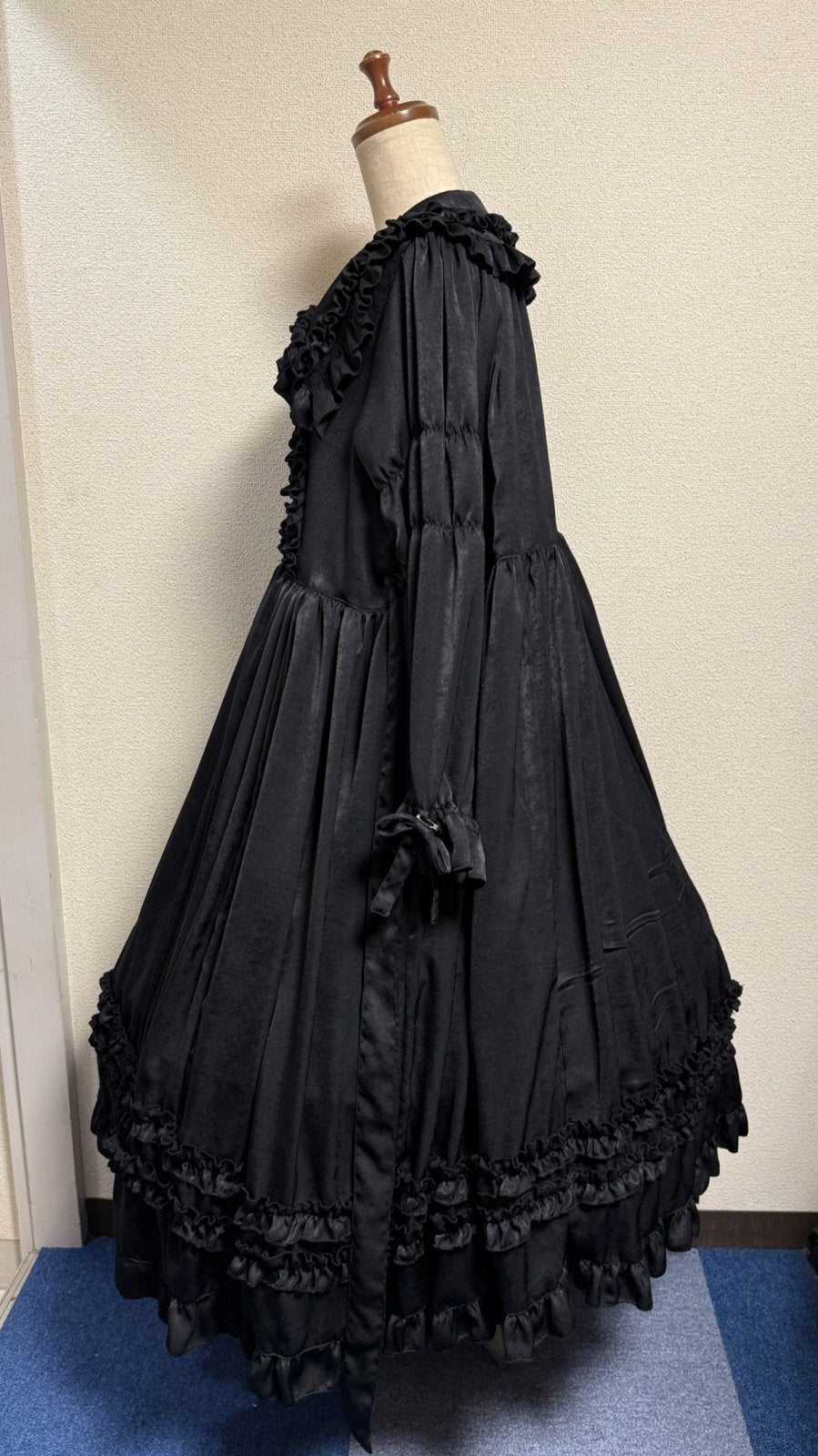 【Physical Drop】フィジカルドロップ 大衿フリルワンピース【黒・ポリエステル生地】