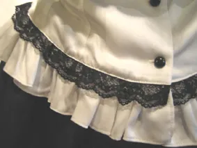 【MARBLE】マーブル ネクタイ型フリルタイ付きパフスリーブブラウス+前ギャザースカラップスカート:白×黒タイ×黒レース