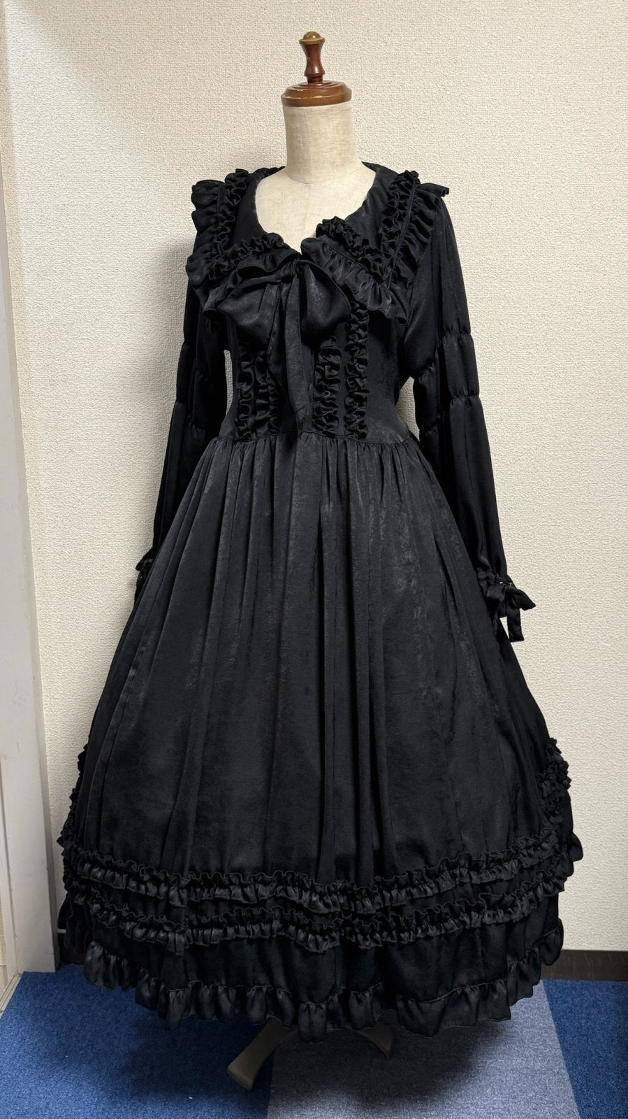 【Physical Drop】フィジカルドロップ 大衿フリルワンピース【黒・ポリエステル生地】