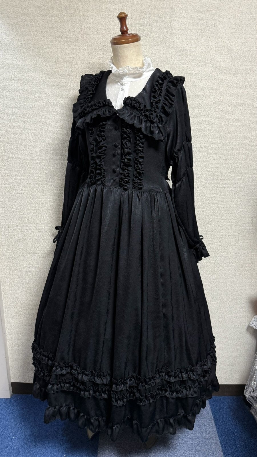 【Physical Drop】フィジカルドロップ 大衿フリルワンピース【黒・ポリエステル生地】