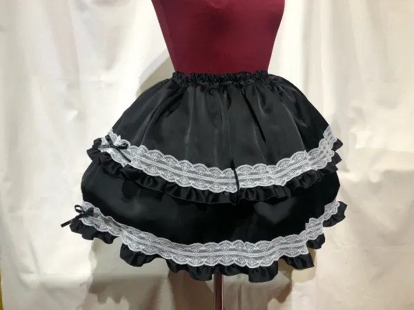 【MARBLE】マーブル チョーカー付き風パフスリーブブラウス+パ二エ入りレース飾りティアードスカート:黒×白レース