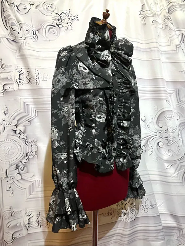 【MARBLE】マーブル ビジュー付きリボンタイフリルブラウス黒地グレーバラ