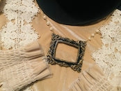 【Boo!Do堂】 飾られない額縁ネックレス(長方形) ホワイト/ゴールド/ブラック