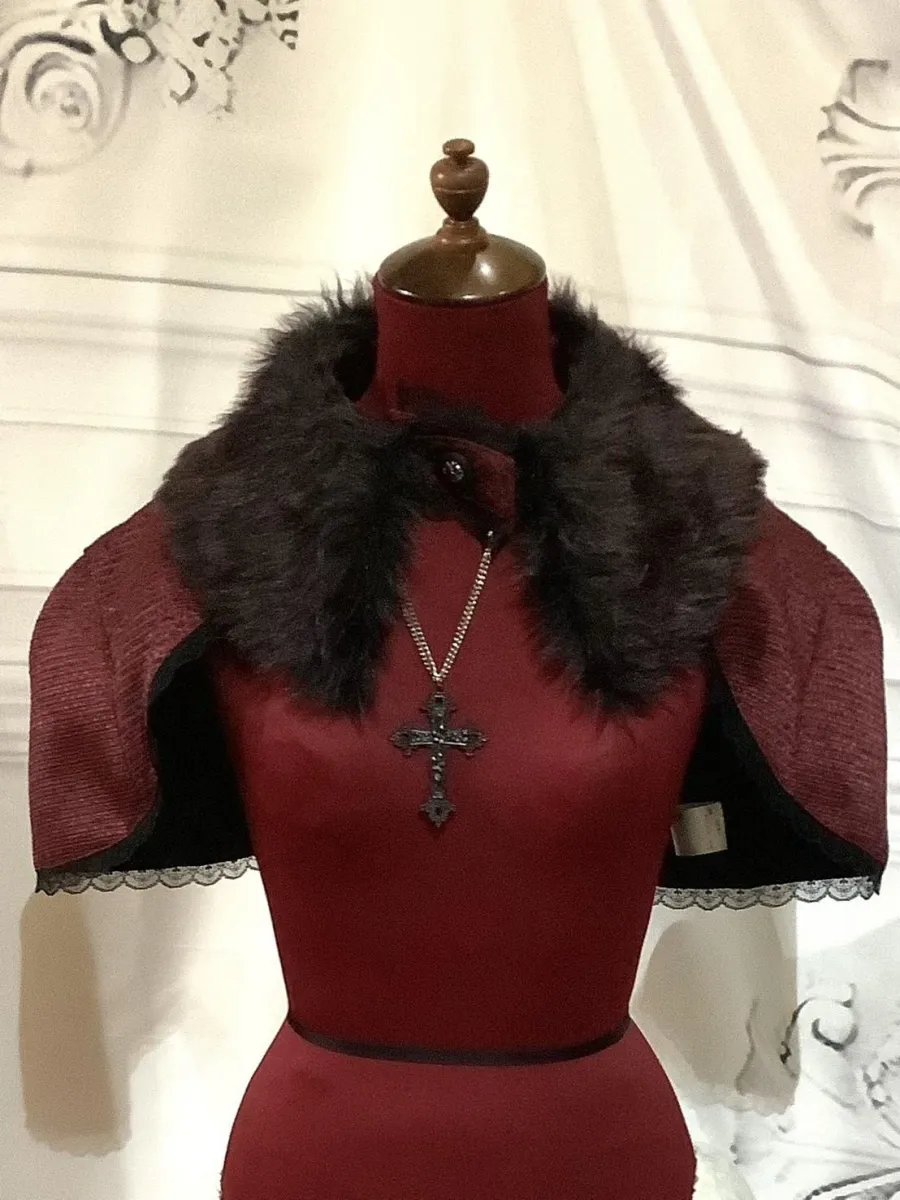 【MARBLE】マーブル デコレーションクロス付きファー衿ケープ:えんじボルドー