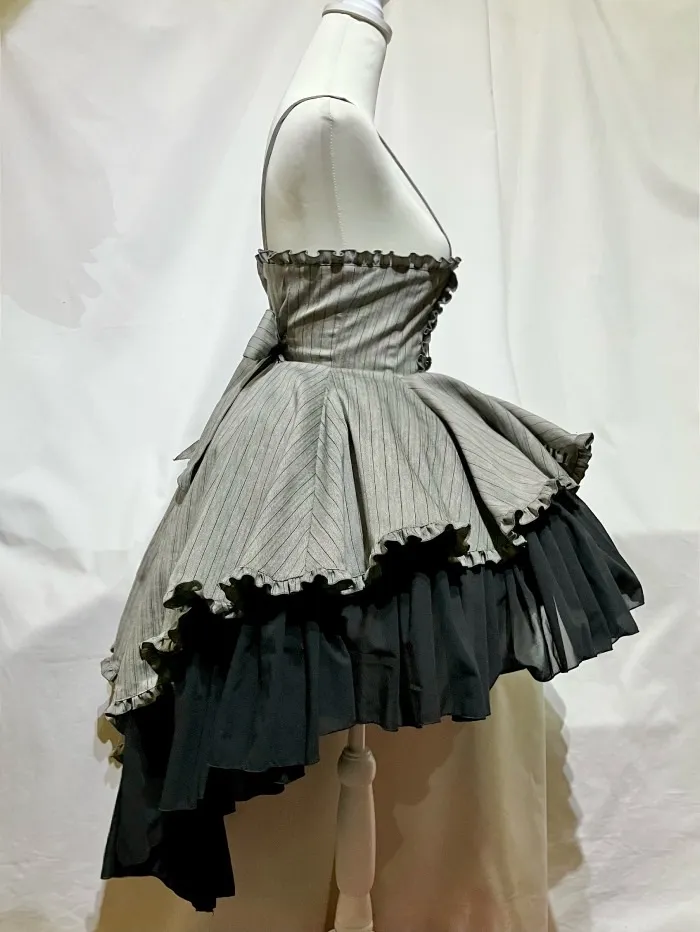 High waist draped skirt with emblem decorative chain: Gray stripe x black ruffles