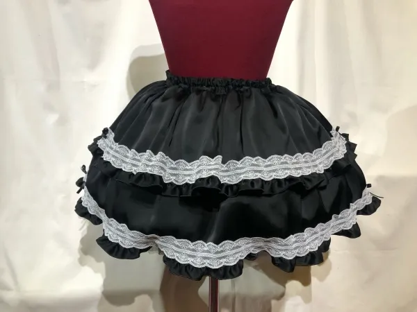 【MARBLE】マーブル チョーカー付き風パフスリーブブラウス+パ二エ入りレース飾りティアードスカート:黒×白レース