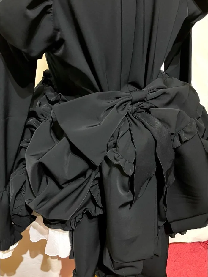 【MARBLE】マーブル カメオタイ付きクラシカルバッスルリボンワンピース +レイヤードV字フェミニンスカート:黒×白刺繍柄フリル