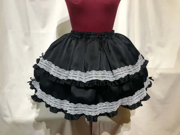 【MARBLE】マーブル チョーカー付き風パフスリーブブラウス+パ二エ入りレース飾りティアードスカート:黒×白レース