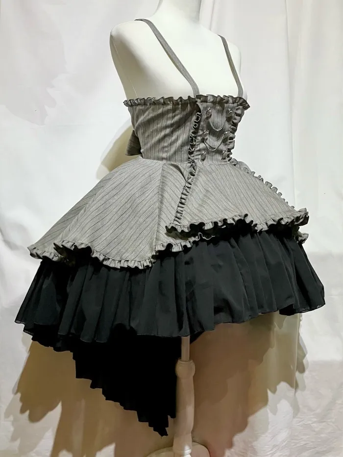 High waist draped skirt with emblem decorative chain: Gray stripe x black ruffles