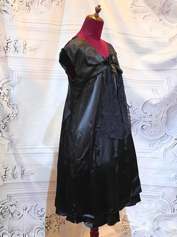【MARBLE】マーブル 黒リボン付きキャミワンピース:黒サテン×黒石ゴールドブローチ