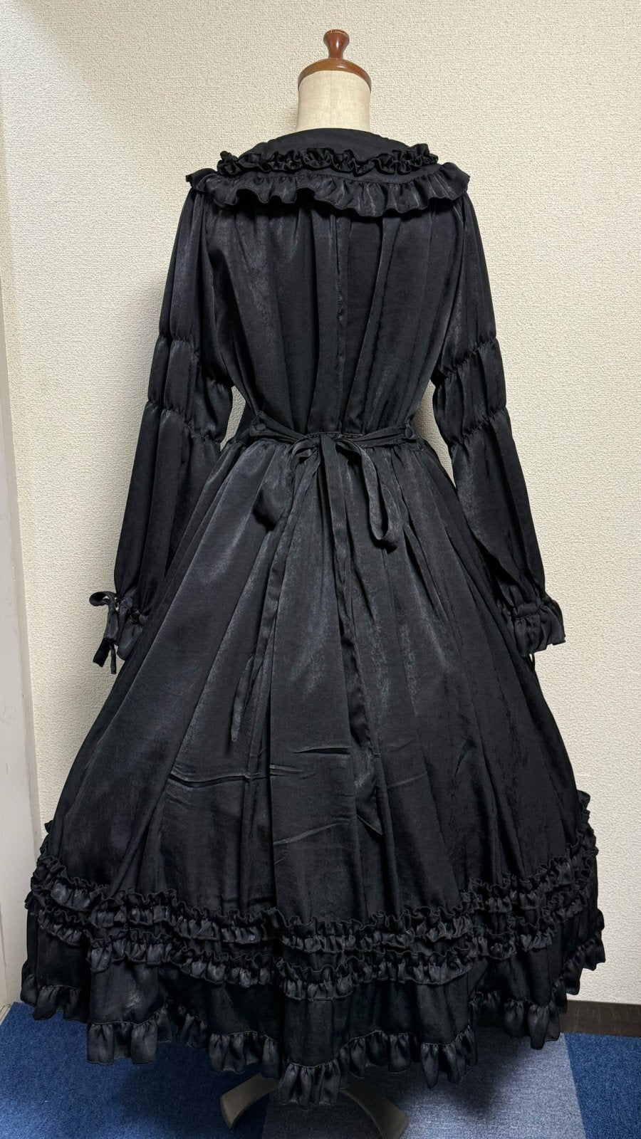 【Physical Drop】フィジカルドロップ 大衿フリルワンピース【黒・ポリエステル生地】