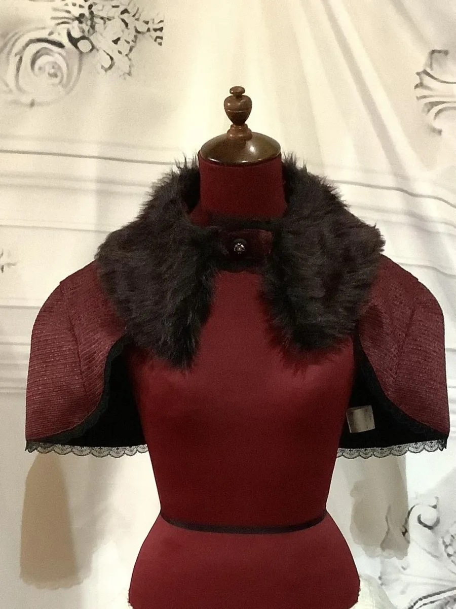 【MARBLE】マーブル デコレーションクロス付きファー衿ケープ+袖あみあげロングフレアコート:えんじボルドー★SALE対象外★