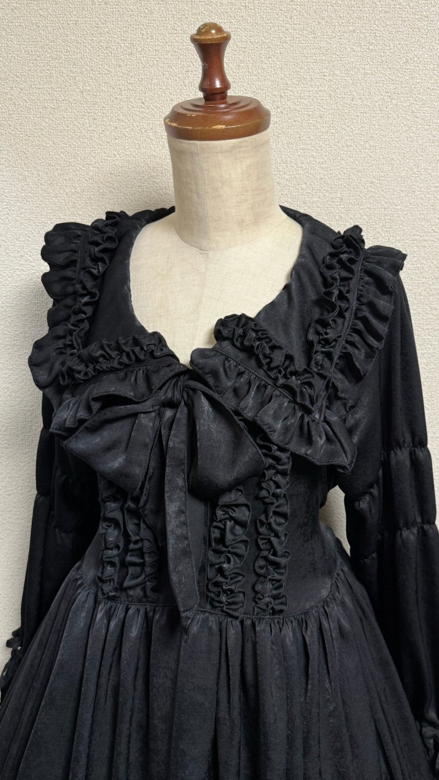 【Physical Drop】フィジカルドロップ 大衿フリルワンピース【黒・ポリエステル生地】