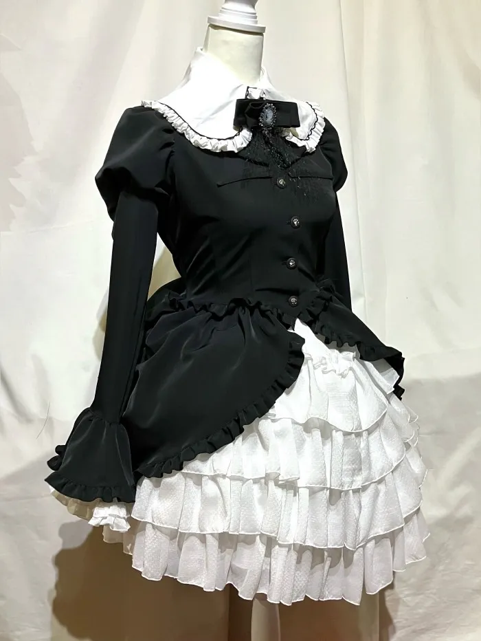 【MARBLE】マーブル カメオタイ付きクラシカルバッスルリボンワンピース +レイヤードV字フェミニンスカート:黒×白刺繍柄フリル