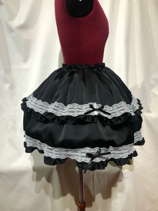 【MARBLE】マーブル チョーカー付き風パフスリーブブラウス+パ二エ入りレース飾りティアードスカート:黒×白レース