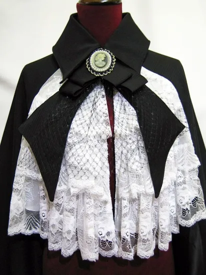 【MARBLE】マーブル 別タイ付きボリュームレースヴァンパイアマント:黒白×ヴィクトリアンブローチ