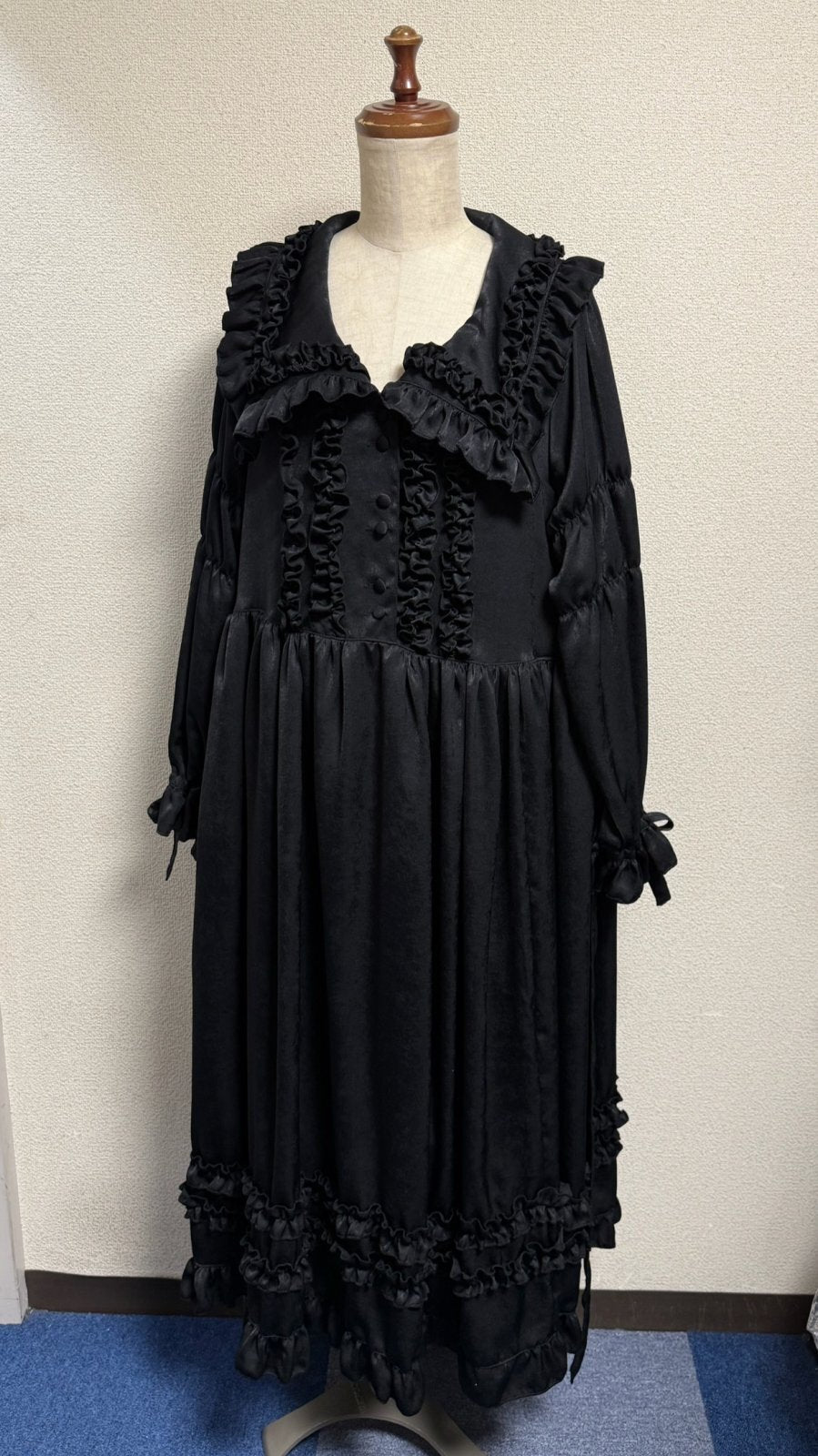 【Physical Drop】フィジカルドロップ 大衿フリルワンピース【黒・ポリエステル生地】