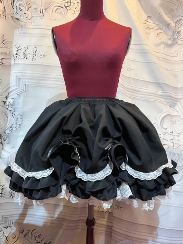 【MARBLE】マーブル ネクタイ型フリルタイ付きパフスリーブブラウス+前ギャザースカラップスカート:黒×黒タイ×白レース