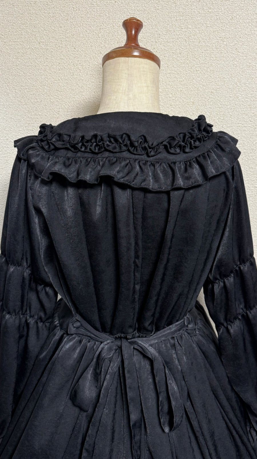 【Physical Drop】フィジカルドロップ 大衿フリルワンピース【黒・ポリエステル生地】