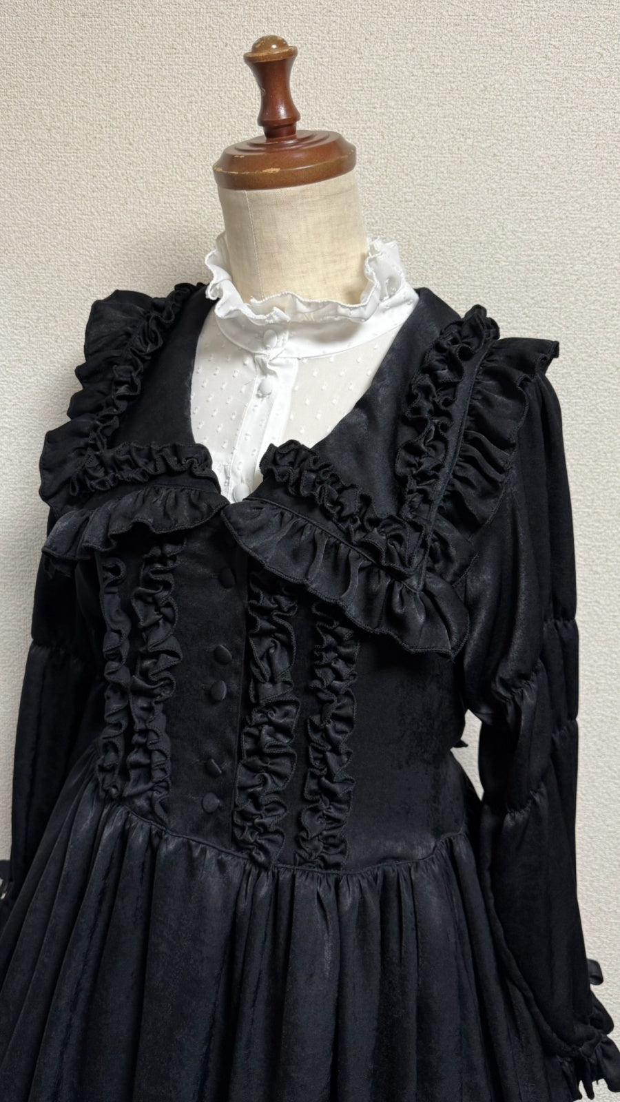 【Physical Drop】フィジカルドロップ 大衿フリルワンピース【黒・ポリエステル生地】