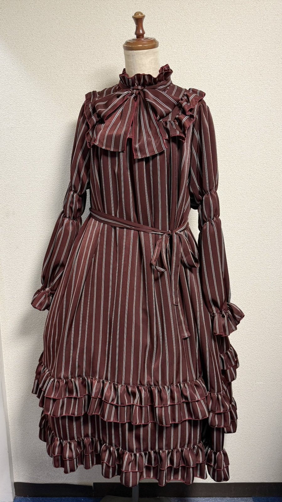 【Physical Drop】フィジカルドロップ スタンドカラーAラインワンピース【えんじレジメンタルストライプ】