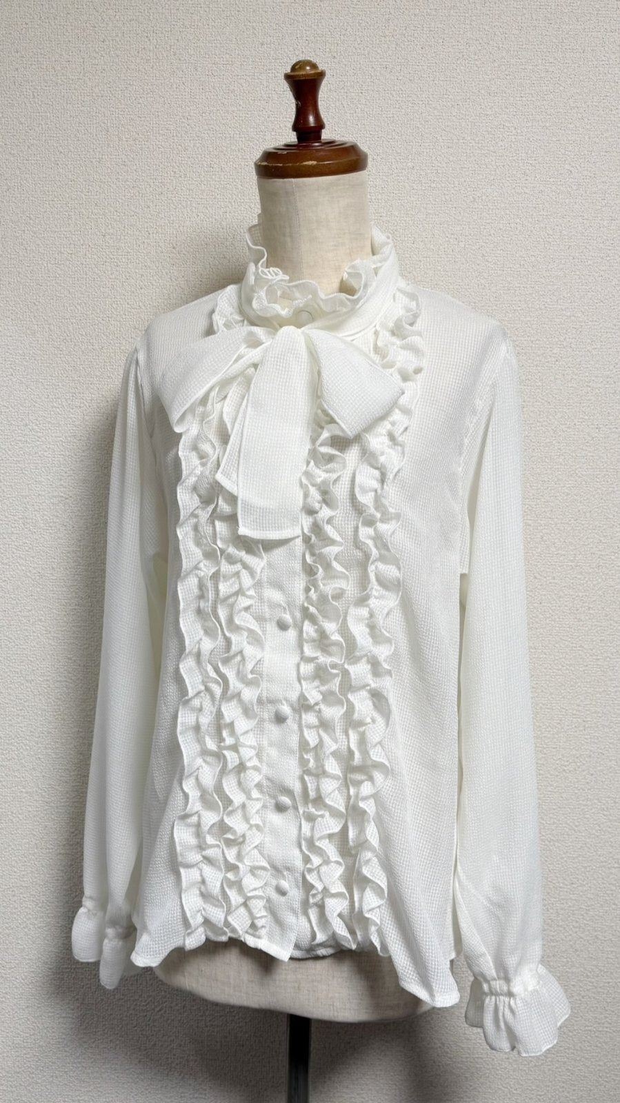 【Physical Drop】フィジカルドロップ スタンドカラーフリルブラウス【白・長袖】