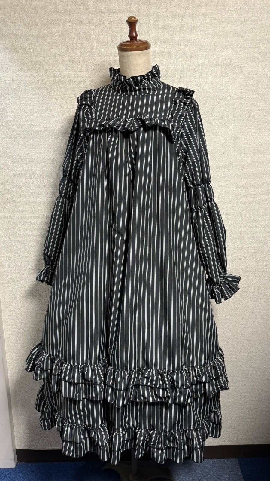 【Physical Drop】フィジカルドロップ スタンドカラーAラインワンピース【黒ストライプ】