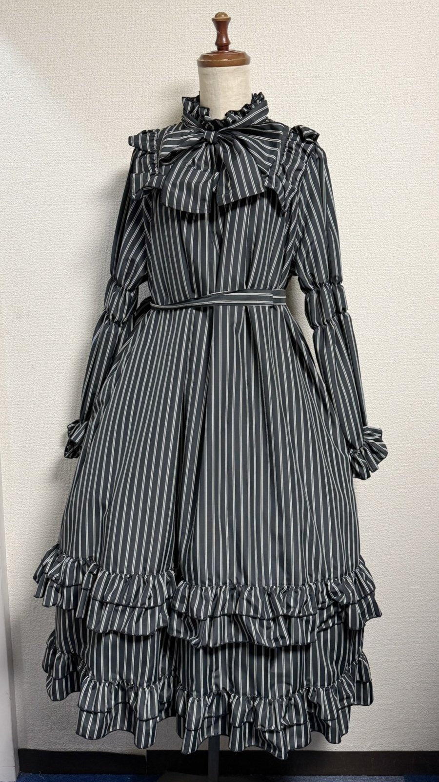 【Physical Drop】フィジカルドロップ スタンドカラーAラインワンピース【黒ストライプ】