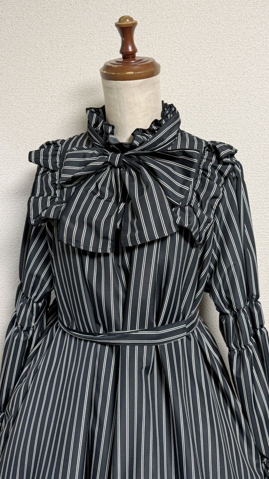 【Physical Drop】フィジカルドロップ スタンドカラーAラインワンピース【黒ストライプ】