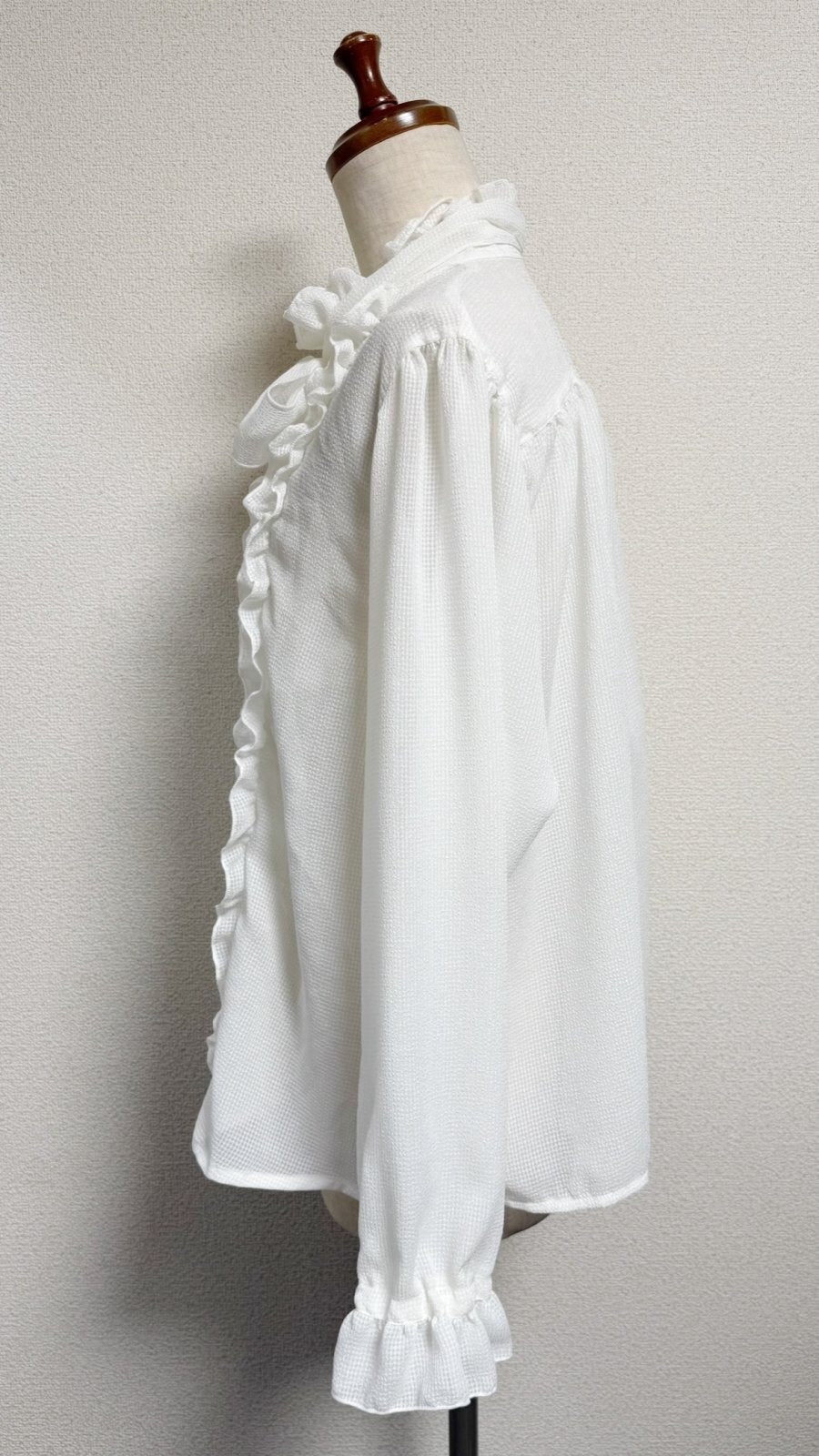 【Physical Drop】フィジカルドロップ スタンドカラーフリルブラウス【白・長袖】