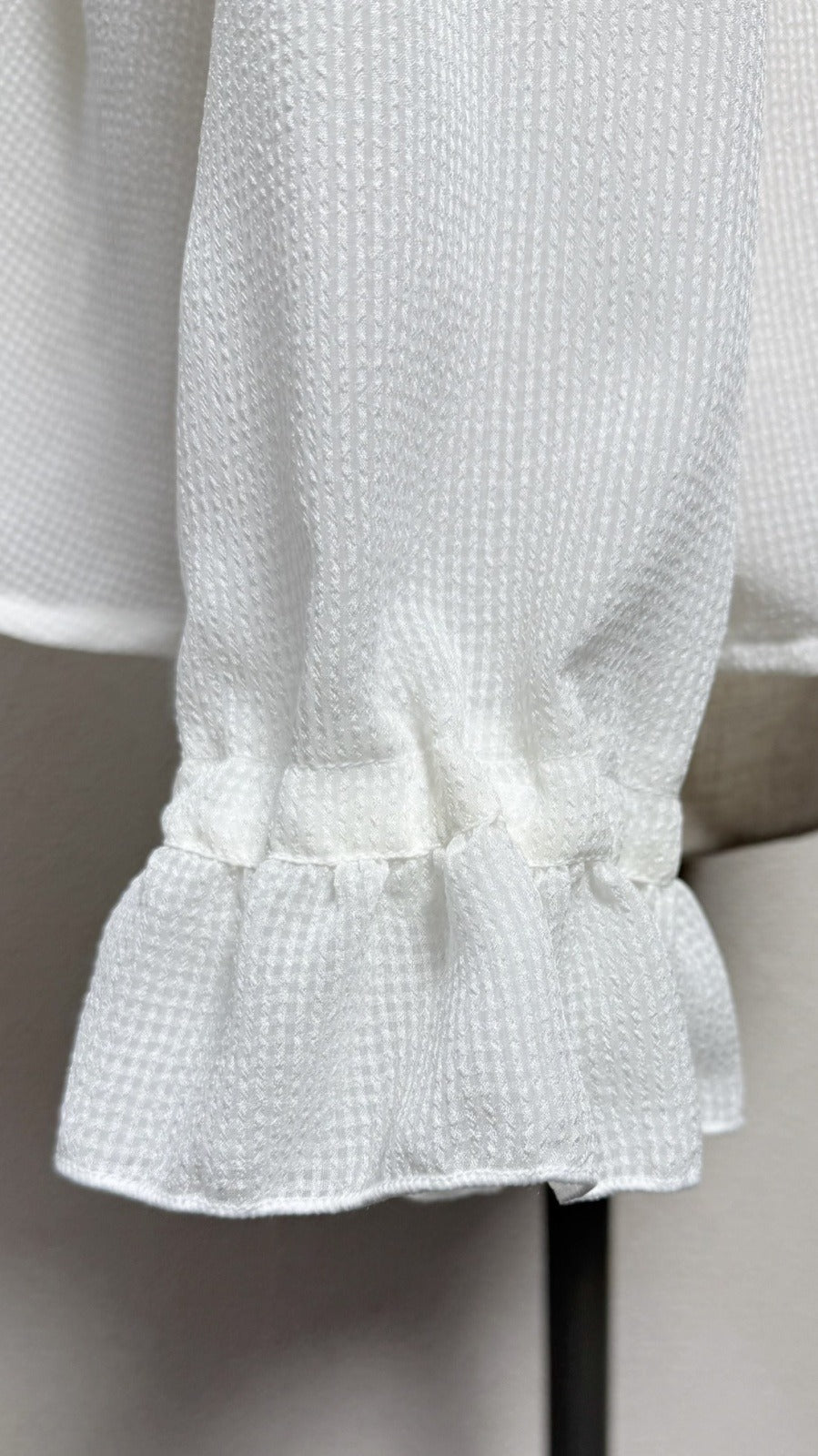 【Physical Drop】フィジカルドロップ スタンドカラーフリルブラウス【白・長袖】