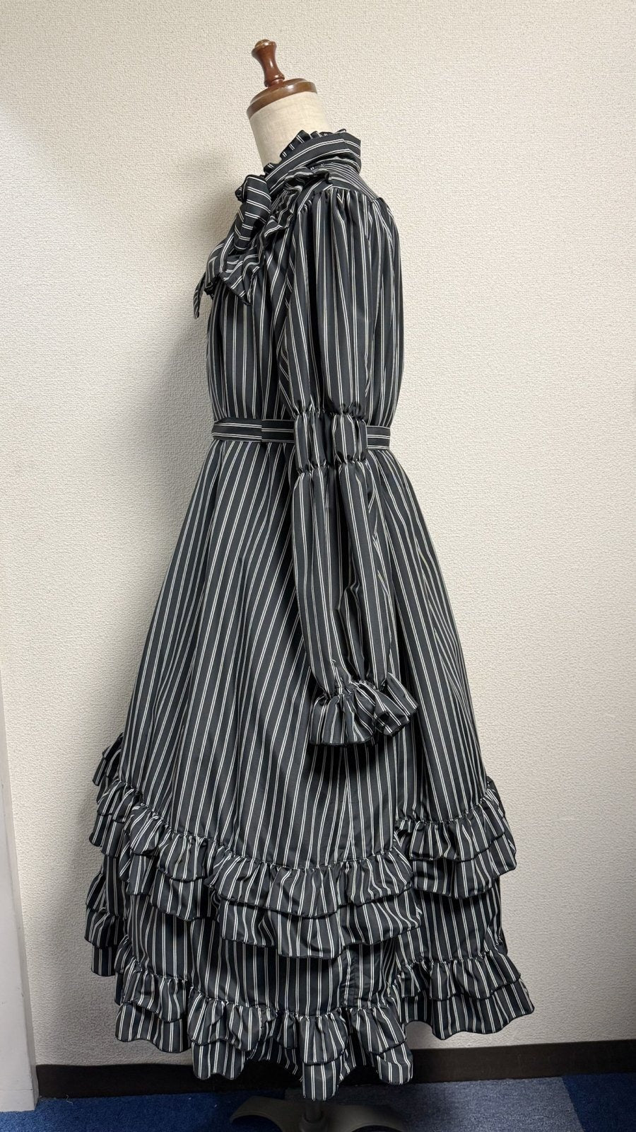 【Physical Drop】フィジカルドロップ スタンドカラーAラインワンピース【黒ストライプ】