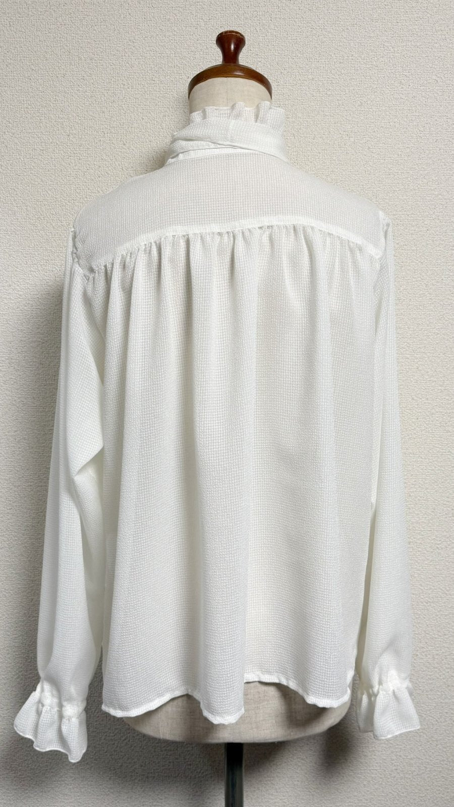 【Physical Drop】フィジカルドロップ スタンドカラーフリルブラウス【白・長袖】