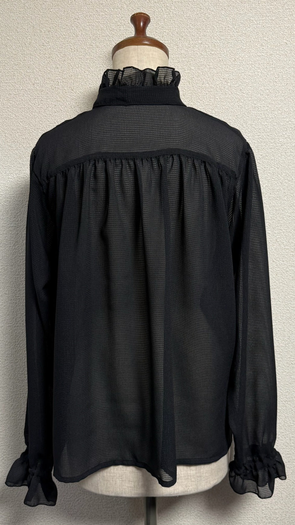 【Physical Drop】フィジカルドロップ スタンドカラーフリルブラウス【黒・長袖】