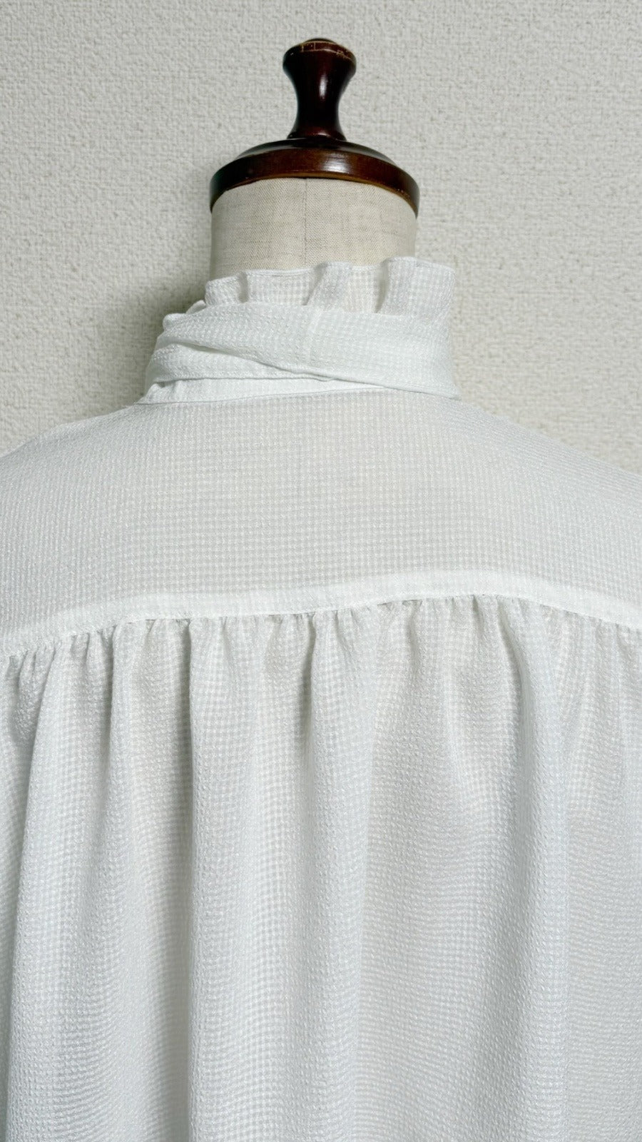 【Physical Drop】フィジカルドロップ スタンドカラーフリルブラウス【白・長袖】