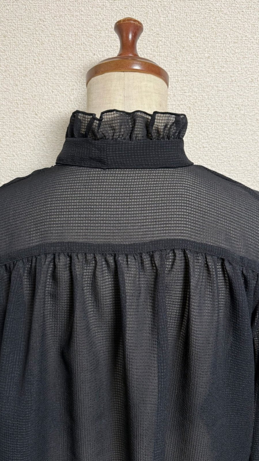 【Physical Drop】フィジカルドロップ スタンドカラーフリルブラウス【黒・長袖】