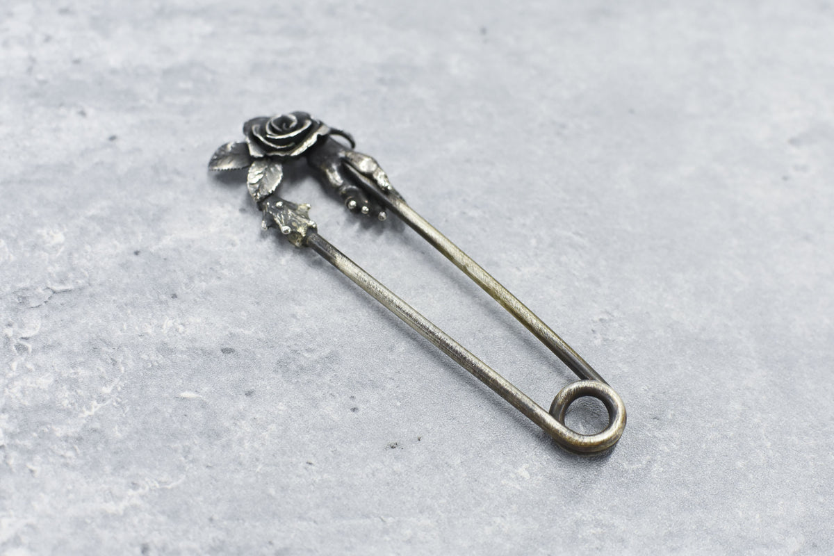 【New Rose】 ROSE Pin