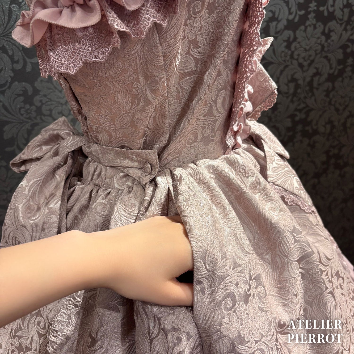 【ATELIER PIERROT】　★Jetzt Reservierungen entgegennehmen★Royaler Pulloverrock mit RüschenbandWhite/Pink/Bordeaux/Black