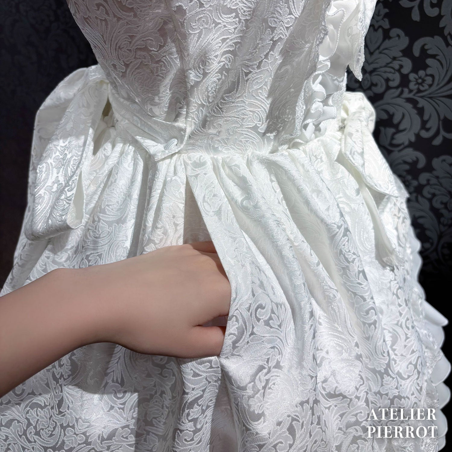【ATELIER PIERROT】　★Jetzt Reservierungen entgegennehmen★Royaler Pulloverrock mit RüschenbandWhite/Pink/Bordeaux/Black