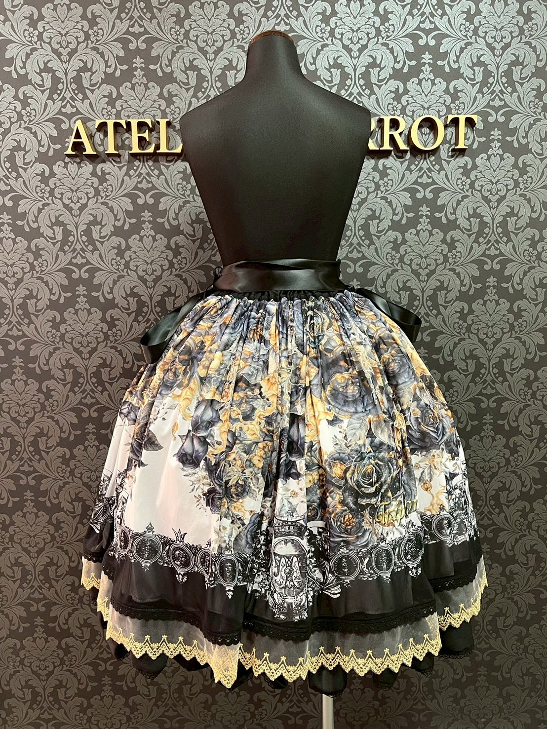 【Triple fortune】トリプルフォーチュン　騎士と薔薇柄スカート