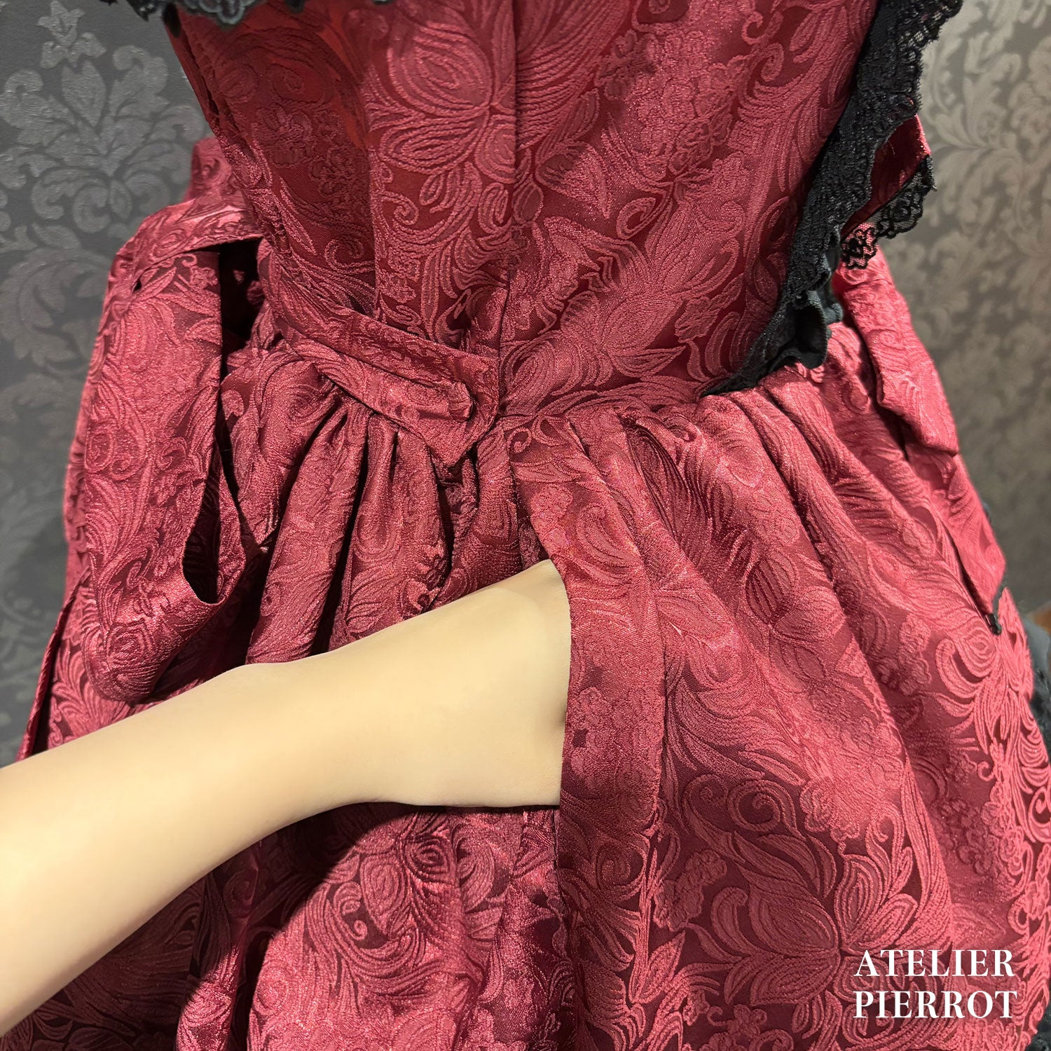 【ATELIER PIERROT】　★Jetzt Reservierungen entgegennehmen★Royaler Pulloverrock mit RüschenbandWhite/Pink/Bordeaux/Black