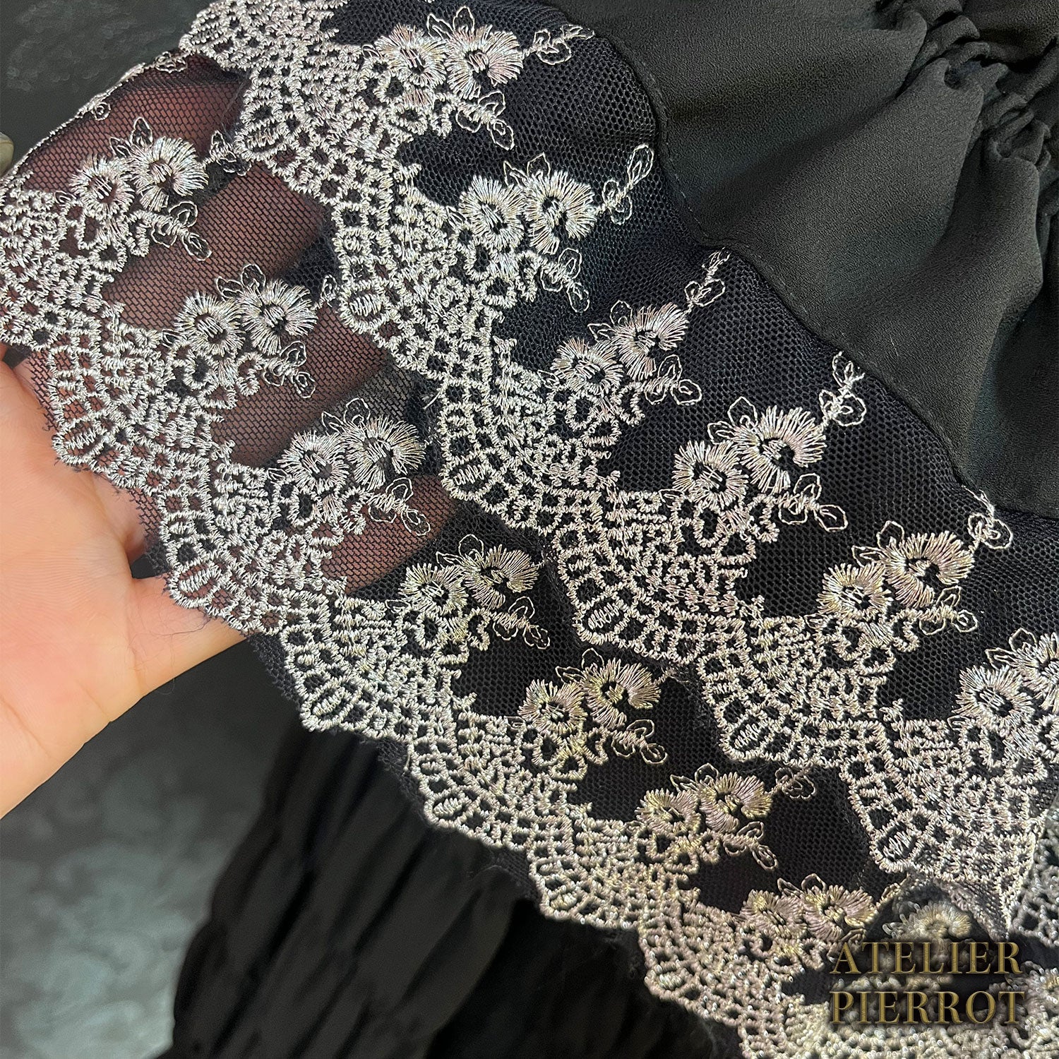 【ATELIER PIERROT】　Eternal Nocturne Blouse　ホワイト/ブラック　★12月上旬発売★