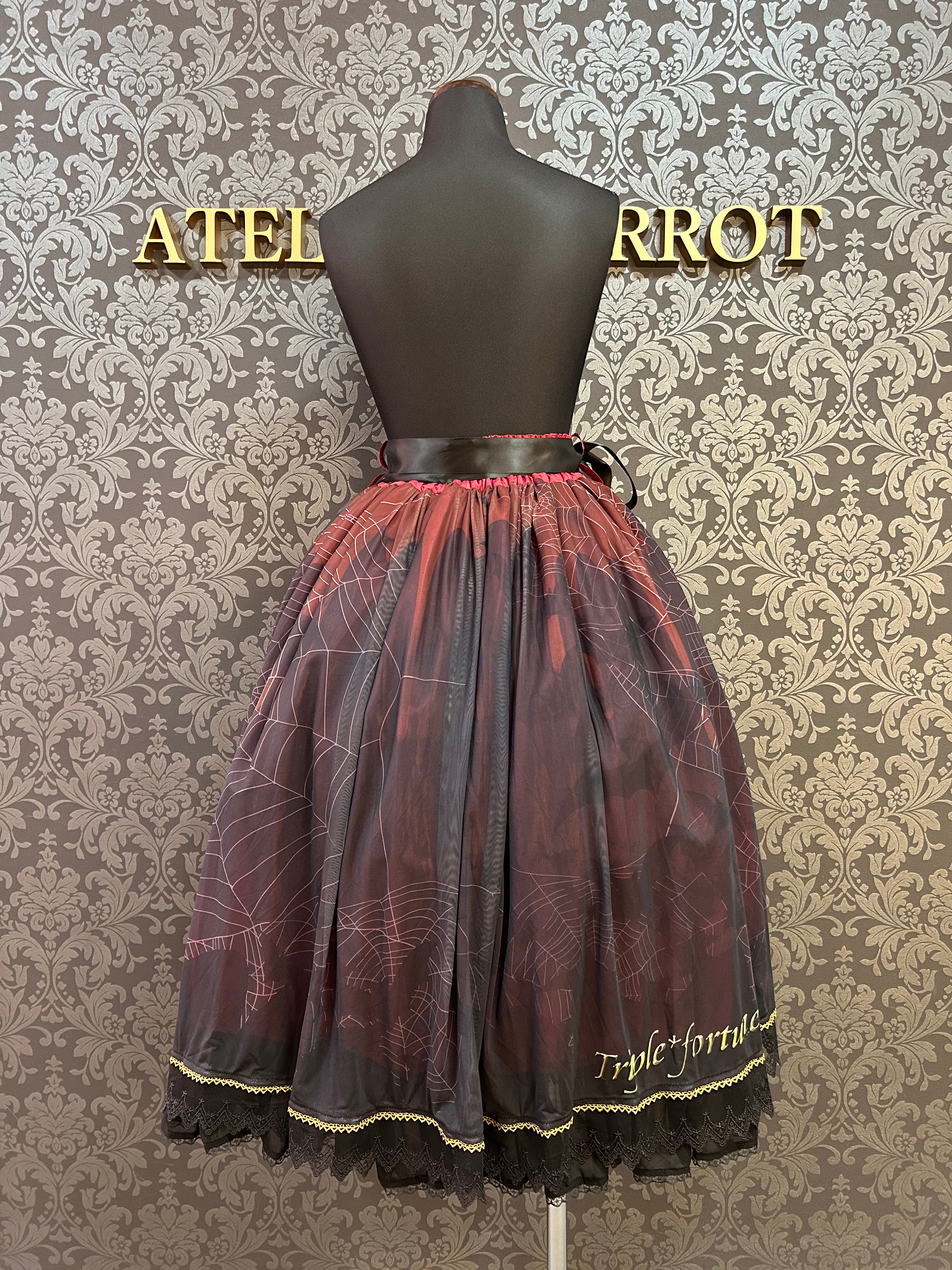 [Triple fortuna] Falda con patrón de telaraña de triple fortuna (rojo)