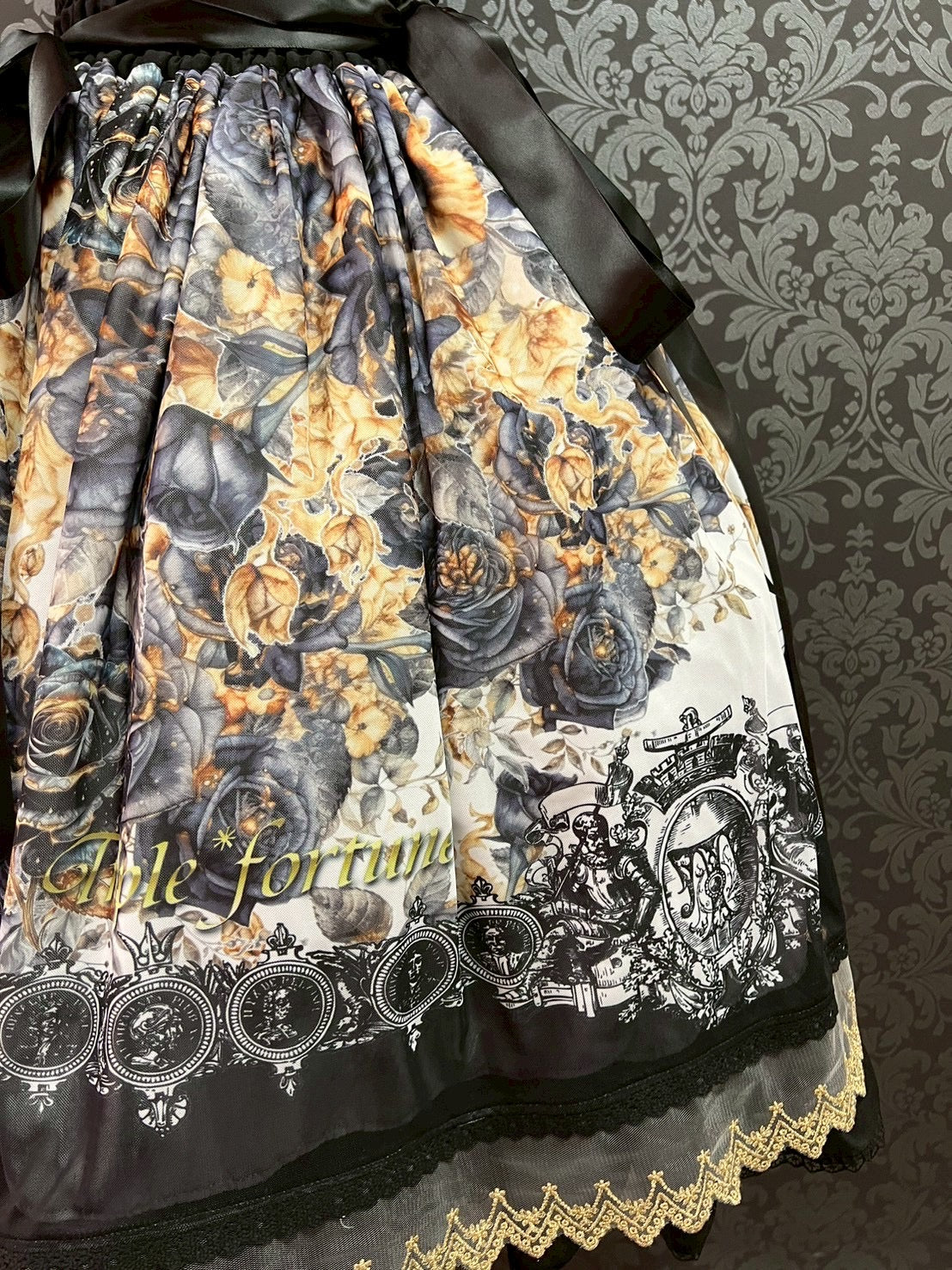 【Triple fortune】トリプルフォーチュン　騎士と薔薇柄スカート